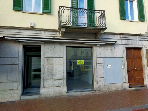 Ivrea - Negozio in Piazza Vittorio Emanuele